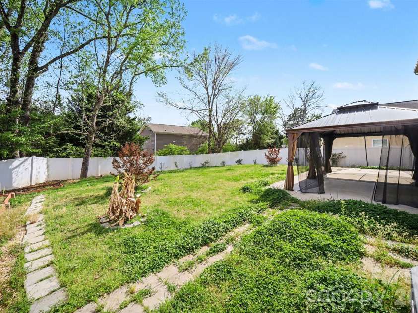 14609 Glenduff Place, Charlotte, NC 28278.  MLS# CAR4365164, YatesRealty ID 10409. 