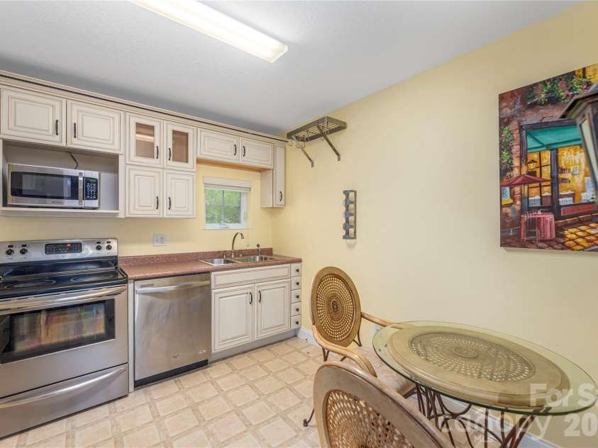 41 Little Fox Lane, Fletcher, NC 28732.  MLS# CAR4335108, YatesRealty ID 1041. 