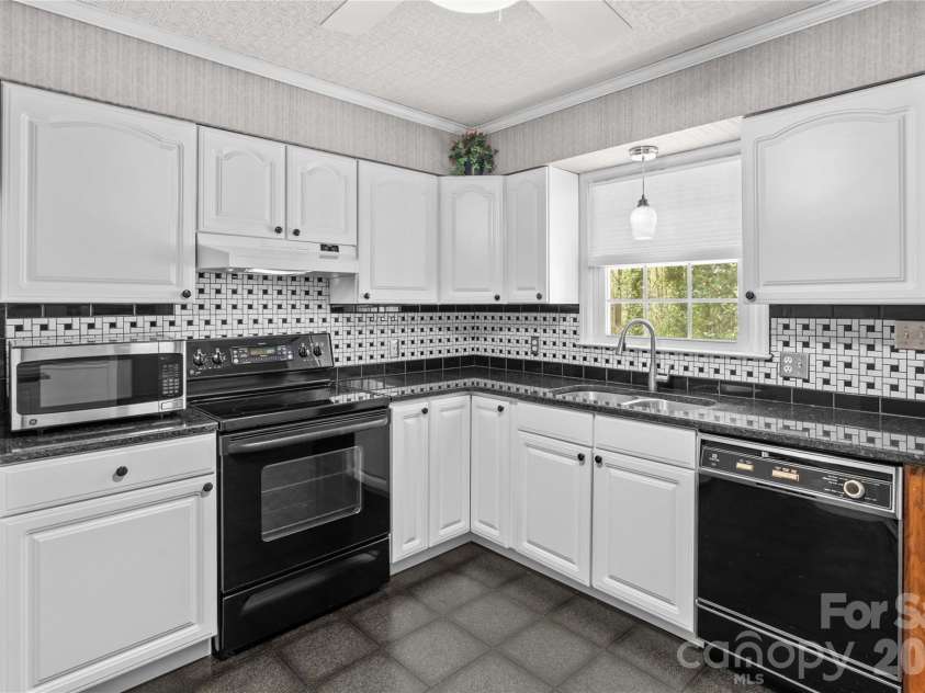 4325 Rosebriar Lane, Winston Salem, NC 27106.  MLS# CAR4367509, YatesRealty ID 10411. 