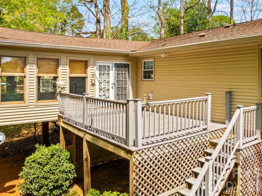 4325 Rosebriar Lane, Winston Salem, NC 27106.  MLS# CAR4367509, YatesRealty ID 10411. 