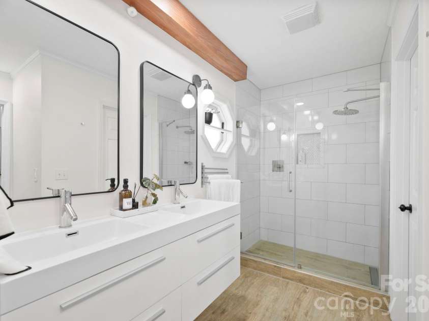 147 Higgins Road, Fletcher, NC 28732.  MLS# CAR4365204, YatesRealty ID 10413. Primary Bathroom
