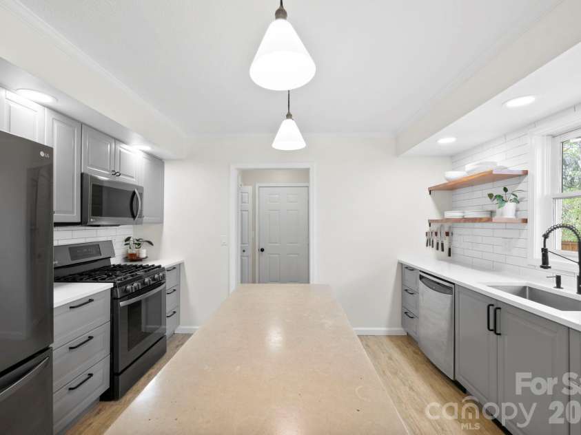 147 Higgins Road, Fletcher, NC 28732.  MLS# CAR4365204, YatesRealty ID 10413. Updated Kitchen