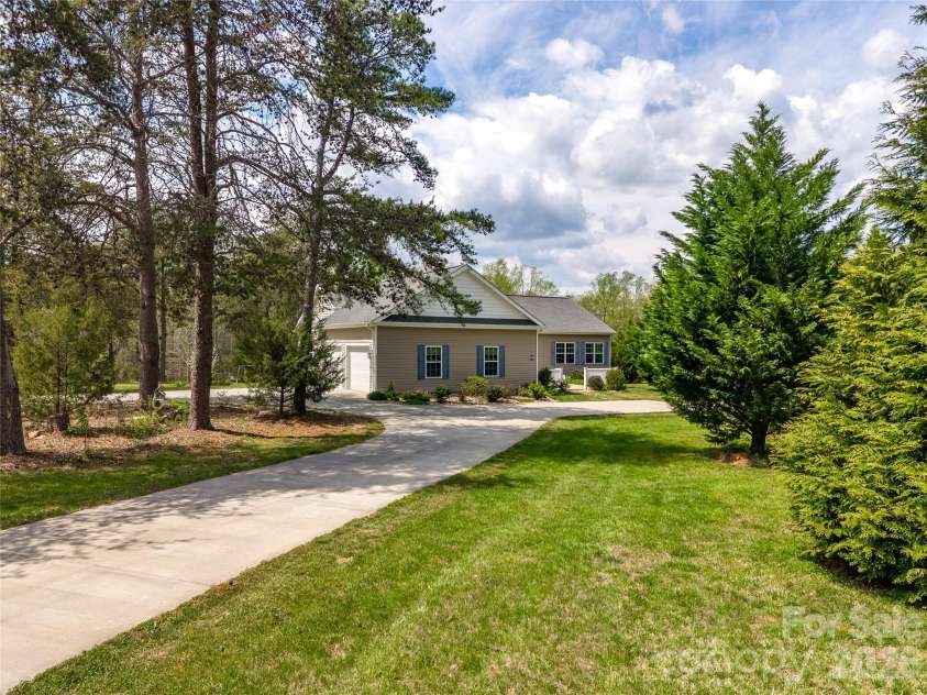 2500 Blackstock Road, Landrum, SC 29356.  MLS# CAR4367962, YatesRealty ID 10414. 