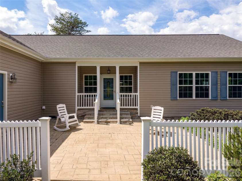 2500 Blackstock Road, Landrum, SC 29356.  MLS# CAR4367962, YatesRealty ID 10414. 
