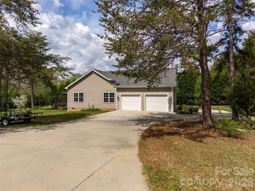 2500 Blackstock Road, Landrum, SC 29356.  MLS# CAR4367962, YatesRealty ID 10414. 