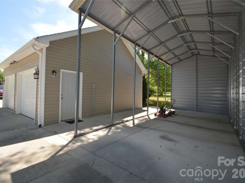 2500 Blackstock Road, Landrum, SC 29356.  MLS# CAR4367962, YatesRealty ID 10414. 