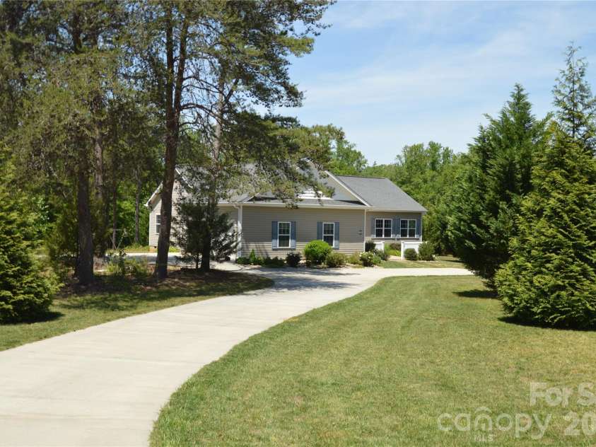2500 Blackstock Road, Landrum, SC 29356.  MLS# CAR4367962, YatesRealty ID 10414. 