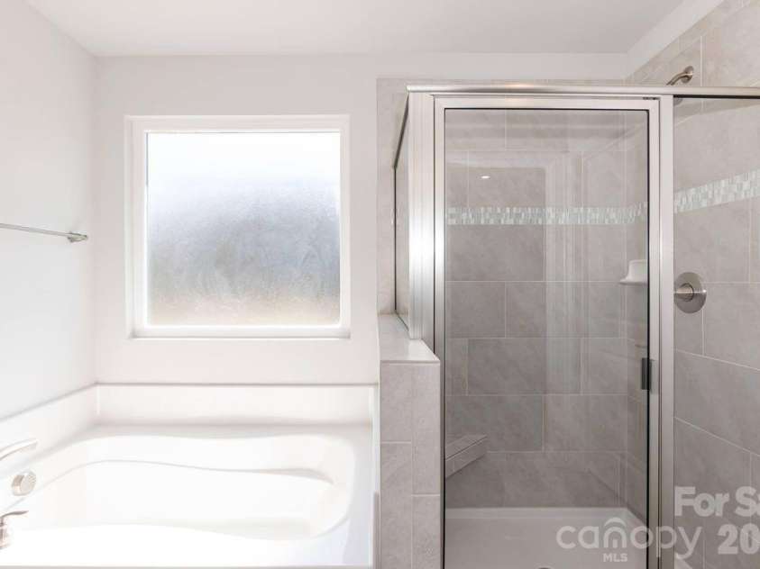 236 Mountain Island Drive, Statesville, NC 28677.  MLS# CAR4261234, YatesRealty ID 10418. Primary Bathrooom