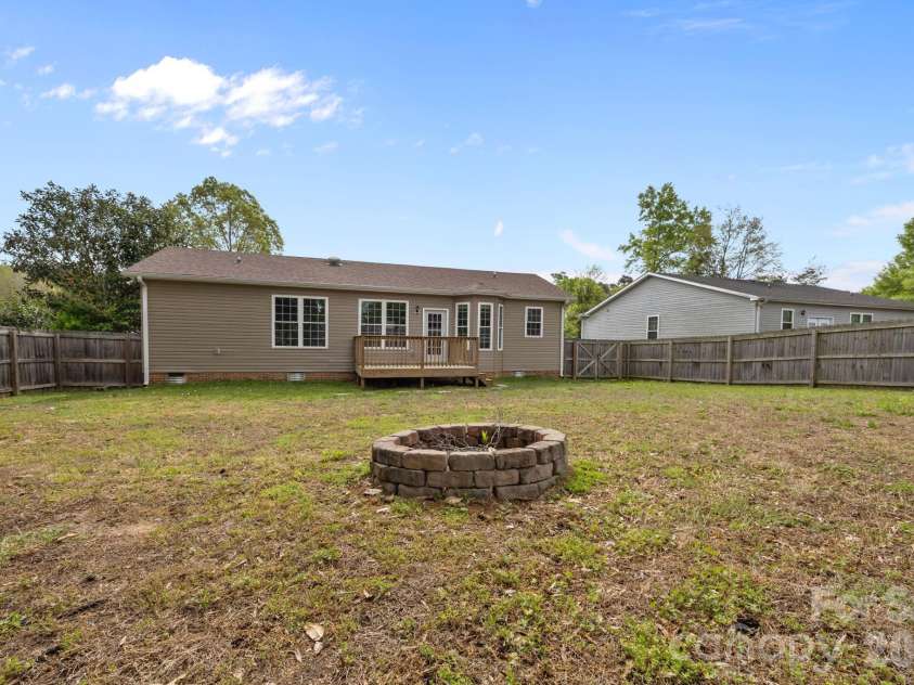 3029 Fallswood Drive, Gastonia, NC 28052.  MLS# CAR4363537, YatesRealty ID 10419. 