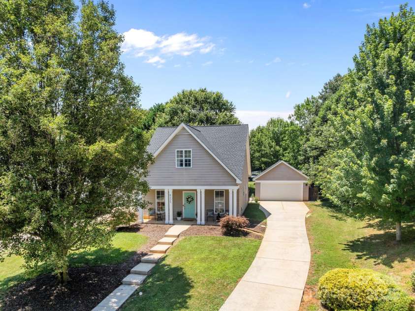 8225 Ballymore Court, Huntersville, NC 28078.  MLS# CAR4276433, YatesRealty ID 1042. Great property 3B/2B plus office! Private backyard.