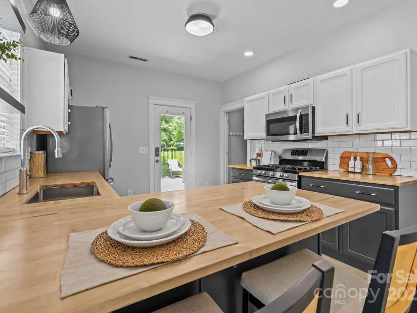 8225 Ballymore Court, Huntersville, NC 28078.  MLS# CAR4276433, YatesRealty ID 1042. Lots of space for a small footprint. Gas stove.