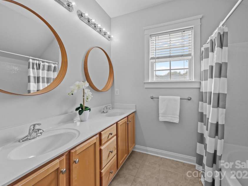 8225 Ballymore Court, Huntersville, NC 28078.  MLS# CAR4276433, YatesRealty ID 1042. Primary bath