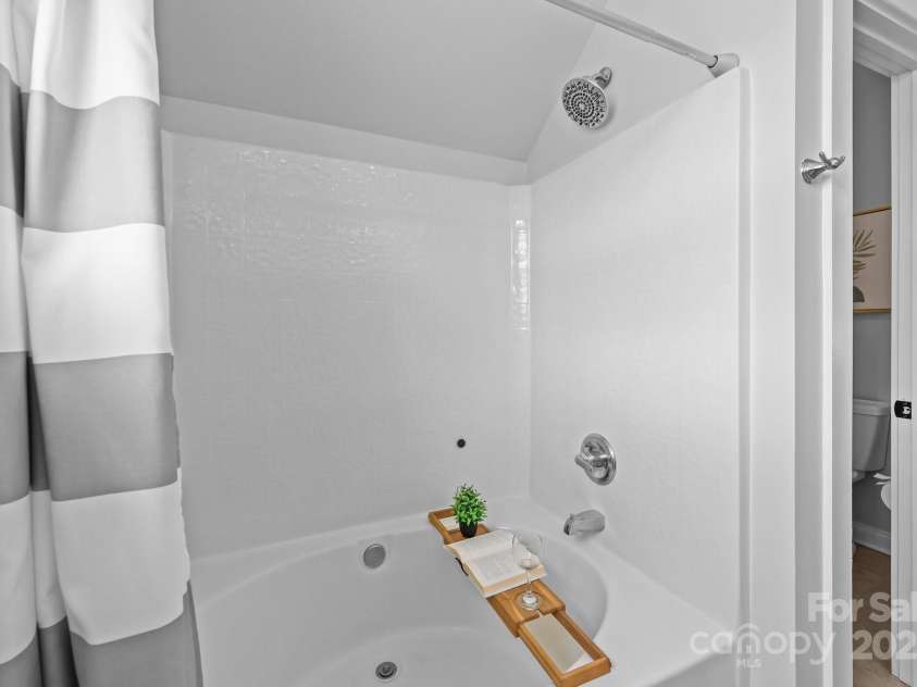 8225 Ballymore Court, Huntersville, NC 28078.  MLS# CAR4276433, YatesRealty ID 1042. Primary bath, soaking tub and water closet