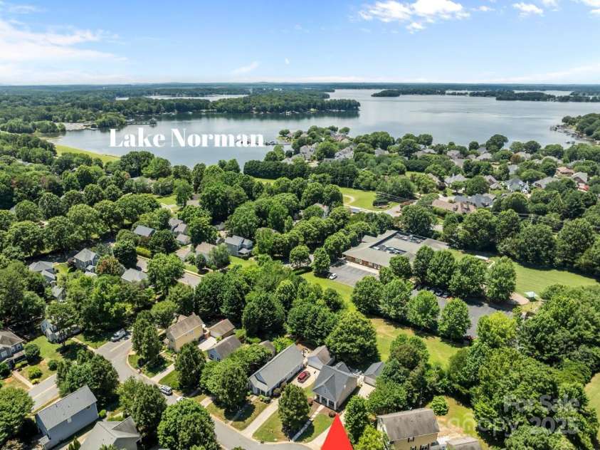 8225 Ballymore Court, Huntersville, NC 28078.  MLS# CAR4276433, YatesRealty ID 1042. Proximity to Lake Norman. Blythe Landing.