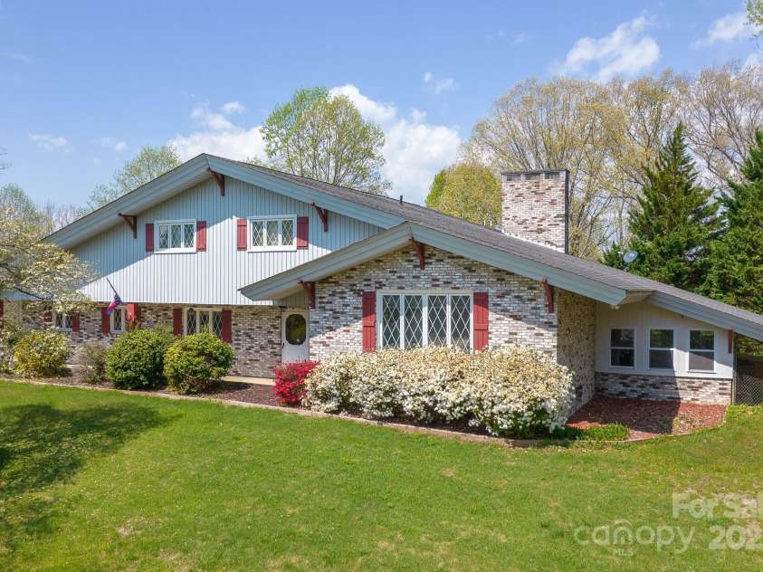 2466 Sweetbriar Circle, Lenoir, NC 28645.  MLS# CAR4247883, YatesRealty ID 10423. 