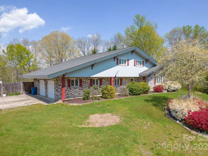 2466 Sweetbriar Circle, Lenoir, NC 28645.  MLS# CAR4247883, YatesRealty ID 10423. 