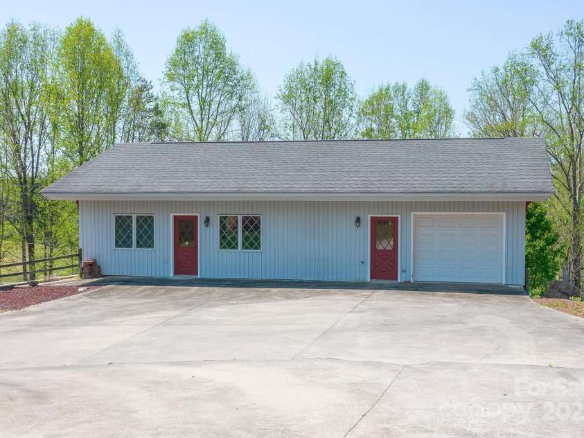 2466 Sweetbriar Circle, Lenoir, NC 28645.  MLS# CAR4247883, YatesRealty ID 10423. 