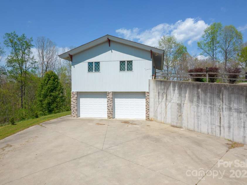 2466 Sweetbriar Circle, Lenoir, NC 28645.  MLS# CAR4247883, YatesRealty ID 10423. 