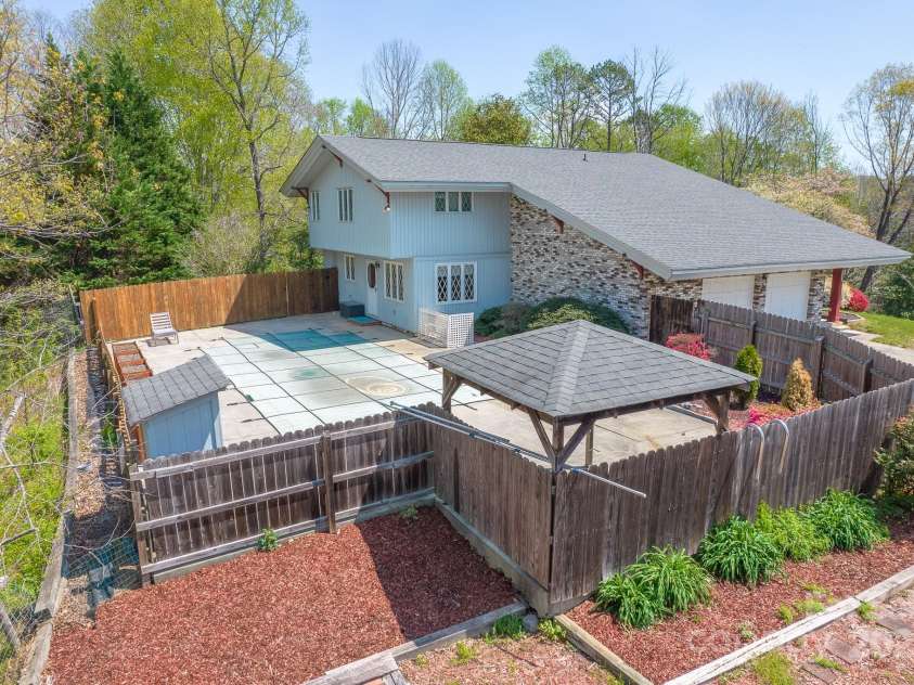 2466 Sweetbriar Circle, Lenoir, NC 28645.  MLS# CAR4247883, YatesRealty ID 10423. 