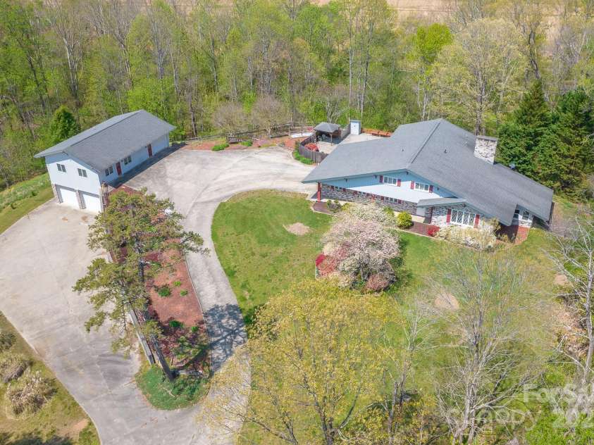 2466 Sweetbriar Circle, Lenoir, NC 28645.  MLS# CAR4247883, YatesRealty ID 10423. 