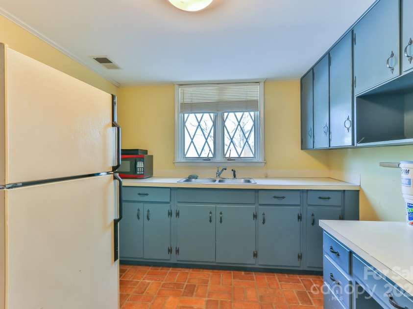 2466 Sweetbriar Circle, Lenoir, NC 28645.  MLS# CAR4247883, YatesRealty ID 10423. Butlers pantry