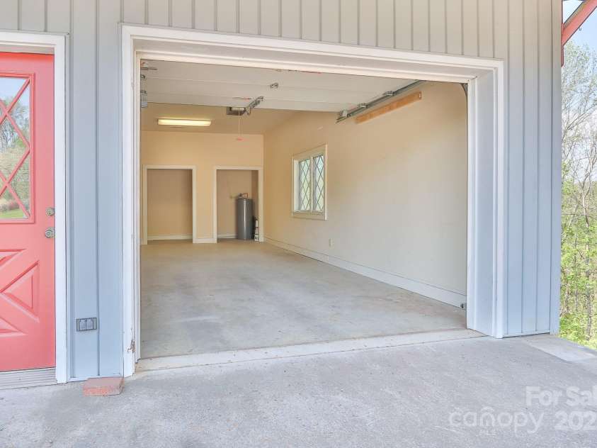 2466 Sweetbriar Circle, Lenoir, NC 28645.  MLS# CAR4247883, YatesRealty ID 10423. Detached dwelling main level garage