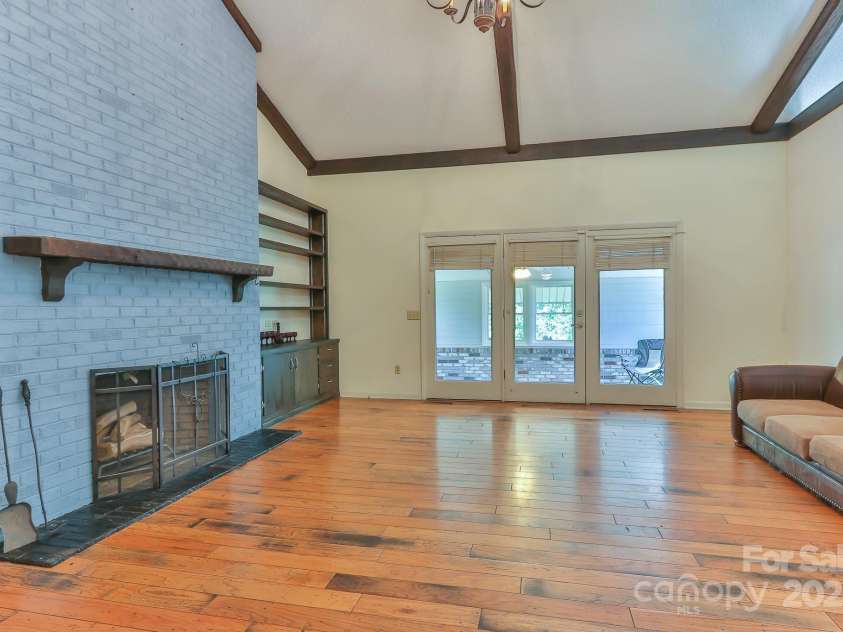 2466 Sweetbriar Circle, Lenoir, NC 28645.  MLS# CAR4247883, YatesRealty ID 10423. Great room