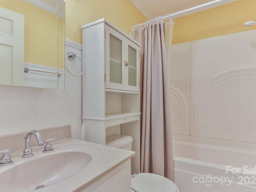 2466 Sweetbriar Circle, Lenoir, NC 28645.  MLS# CAR4247883, YatesRealty ID 10423. Hall bath