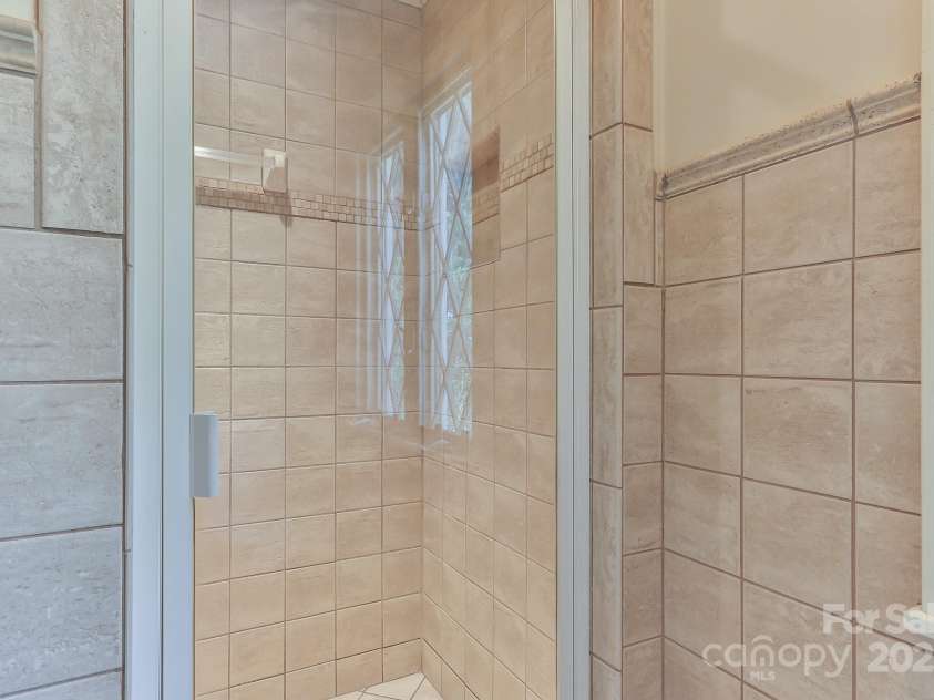 2466 Sweetbriar Circle, Lenoir, NC 28645.  MLS# CAR4247883, YatesRealty ID 10423. Primary bath