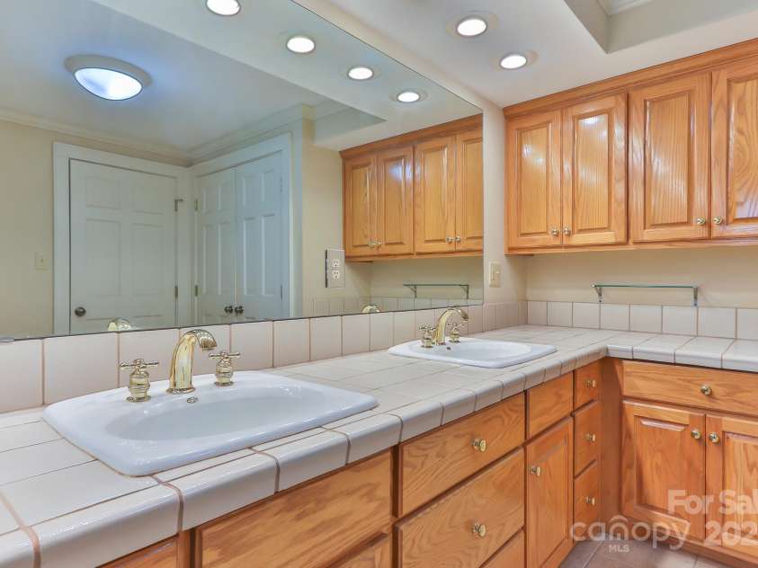 2466 Sweetbriar Circle, Lenoir, NC 28645.  MLS# CAR4247883, YatesRealty ID 10423. Primary bath