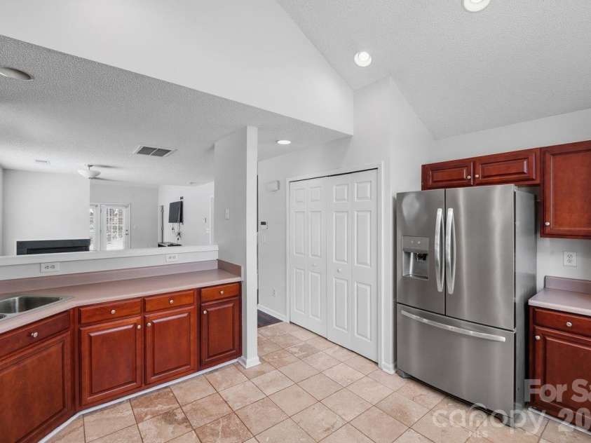 8221 Christmas Court, Charlotte, NC 28216.  MLS# CAR4344244, YatesRealty ID 10423. Kitchen