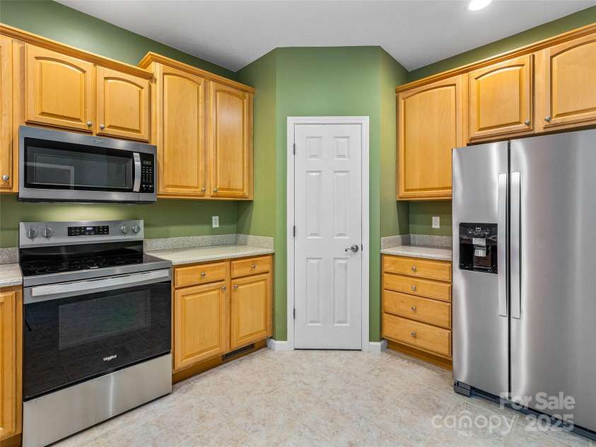 180 Kanuga Forest Drive, Hendersonville, NC 28739.  MLS# CAR4309167, YatesRealty ID 10424. 