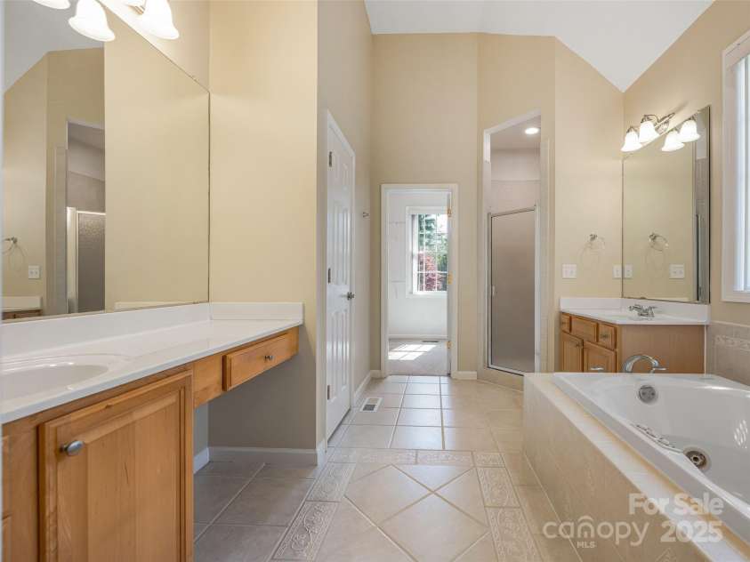 180 Kanuga Forest Drive, Hendersonville, NC 28739.  MLS# CAR4309167, YatesRealty ID 10424. 