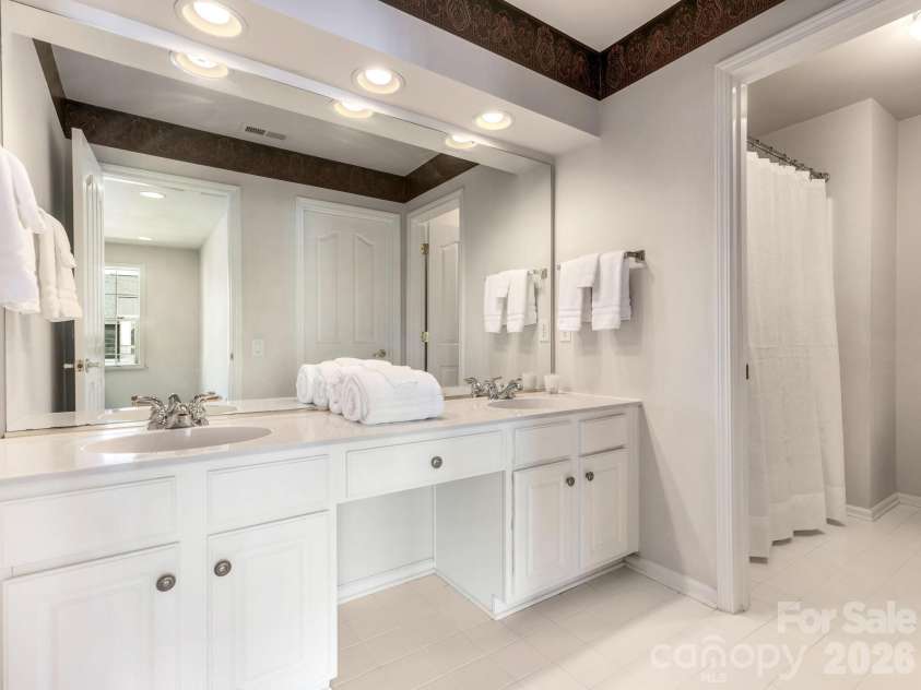 429 Eberle Way, Matthews, NC 28105.  MLS# CAR4352539, YatesRealty ID 10424. Bathroom