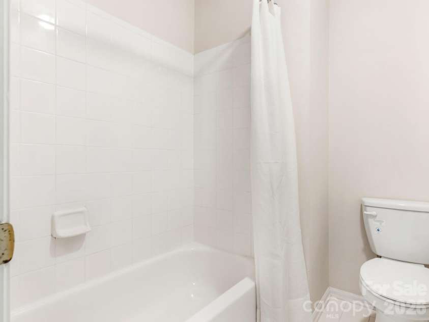429 Eberle Way, Matthews, NC 28105.  MLS# CAR4352539, YatesRealty ID 10424. Bathroom