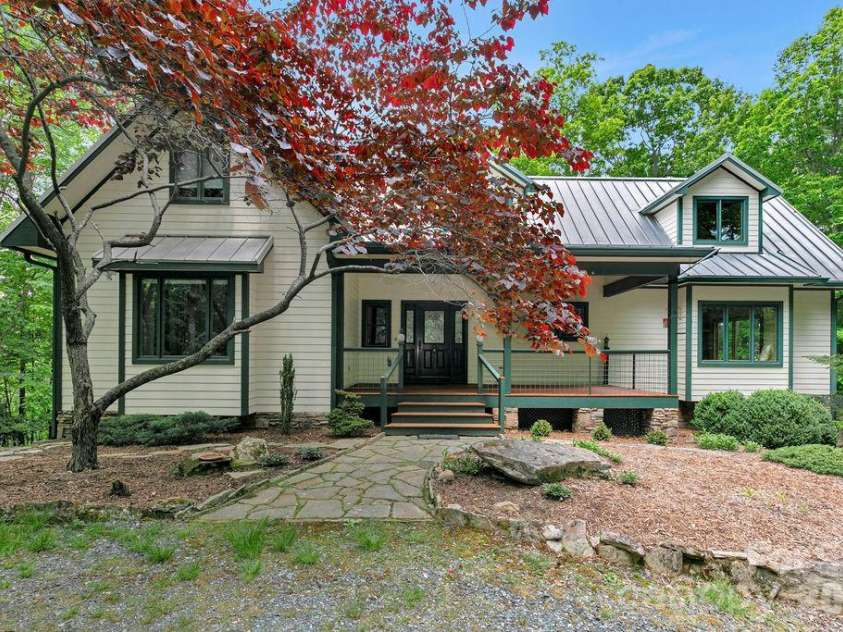 40 Walnut Ridge Circle, Brevard, NC 28712.  MLS# CAR4363640, YatesRealty ID 10427. 