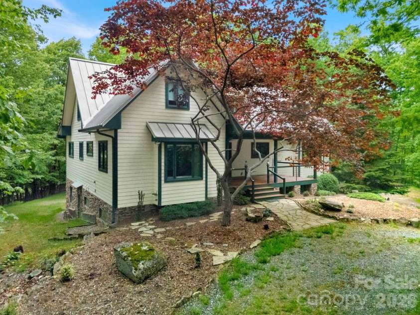 40 Walnut Ridge Circle, Brevard, NC 28712.  MLS# CAR4363640, YatesRealty ID 10427. 