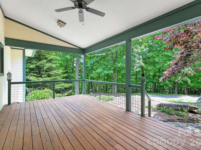 40 Walnut Ridge Circle, Brevard, NC 28712.  MLS# CAR4363640, YatesRealty ID 10427. 