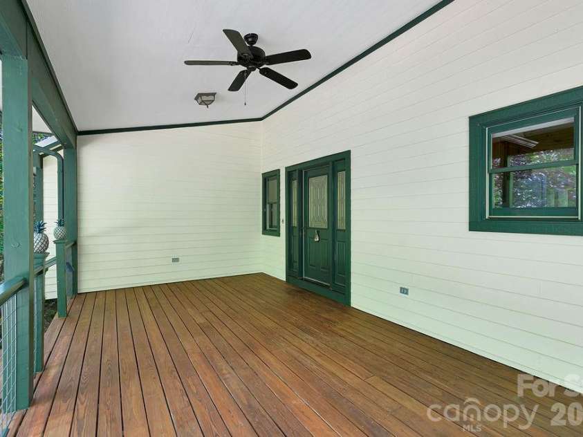 40 Walnut Ridge Circle, Brevard, NC 28712.  MLS# CAR4363640, YatesRealty ID 10427. 