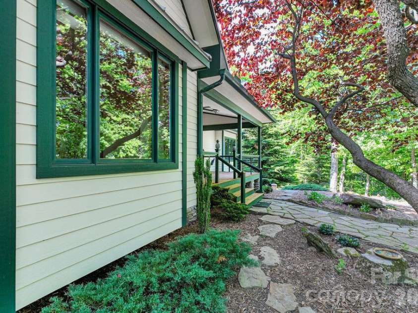 40 Walnut Ridge Circle, Brevard, NC 28712.  MLS# CAR4363640, YatesRealty ID 10427. 