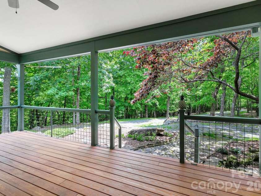 40 Walnut Ridge Circle, Brevard, NC 28712.  MLS# CAR4363640, YatesRealty ID 10427. 