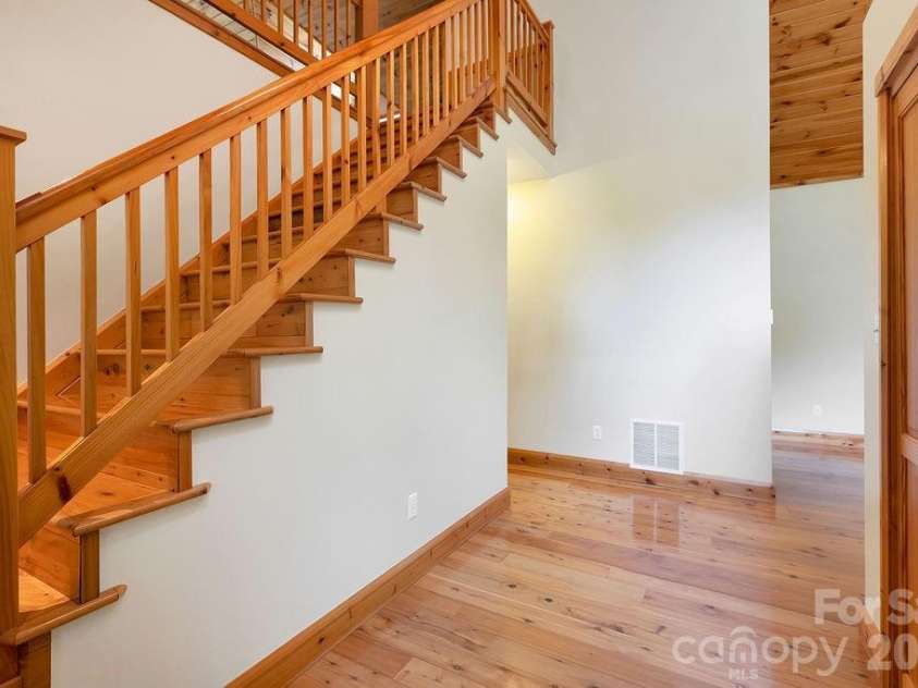 40 Walnut Ridge Circle, Brevard, NC 28712.  MLS# CAR4363640, YatesRealty ID 10427. 