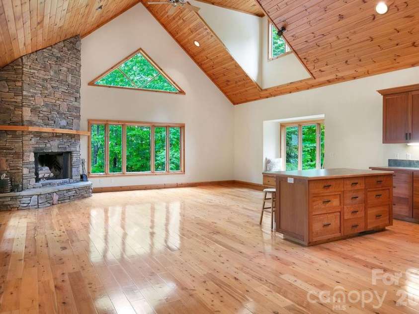 40 Walnut Ridge Circle, Brevard, NC 28712.  MLS# CAR4363640, YatesRealty ID 10427. 