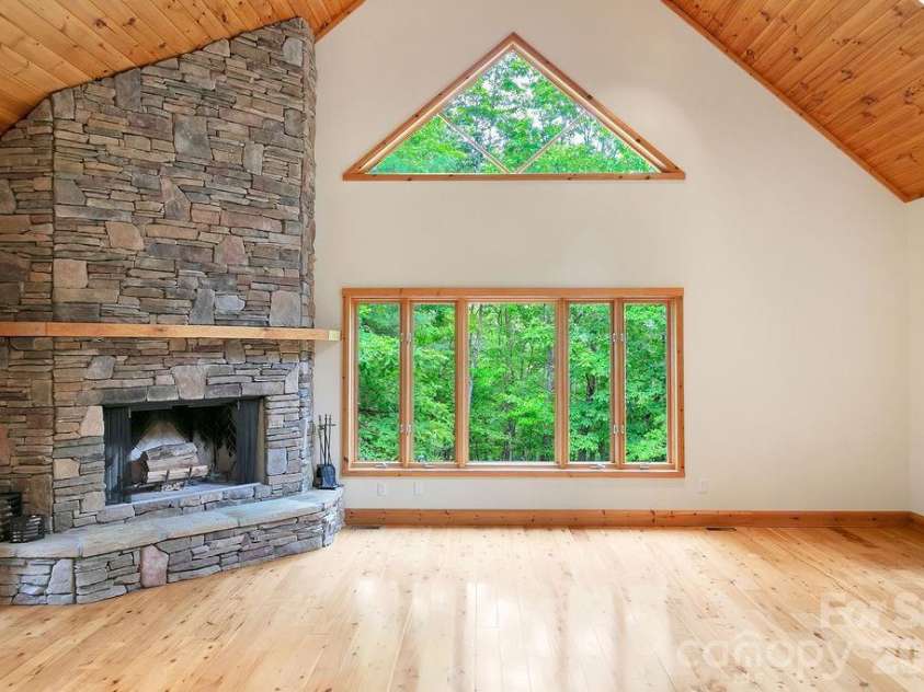 40 Walnut Ridge Circle, Brevard, NC 28712.  MLS# CAR4363640, YatesRealty ID 10427. 