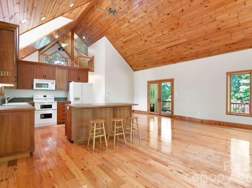 40 Walnut Ridge Circle, Brevard, NC 28712.  MLS# CAR4363640, YatesRealty ID 10427. 
