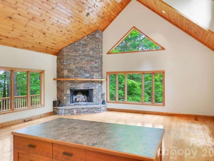 40 Walnut Ridge Circle, Brevard, NC 28712.  MLS# CAR4363640, YatesRealty ID 10427. 