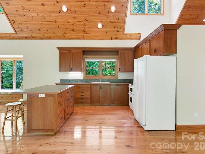 40 Walnut Ridge Circle, Brevard, NC 28712.  MLS# CAR4363640, YatesRealty ID 10427. 
