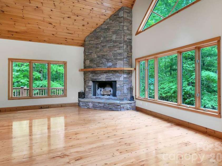 40 Walnut Ridge Circle, Brevard, NC 28712.  MLS# CAR4363640, YatesRealty ID 10427. 