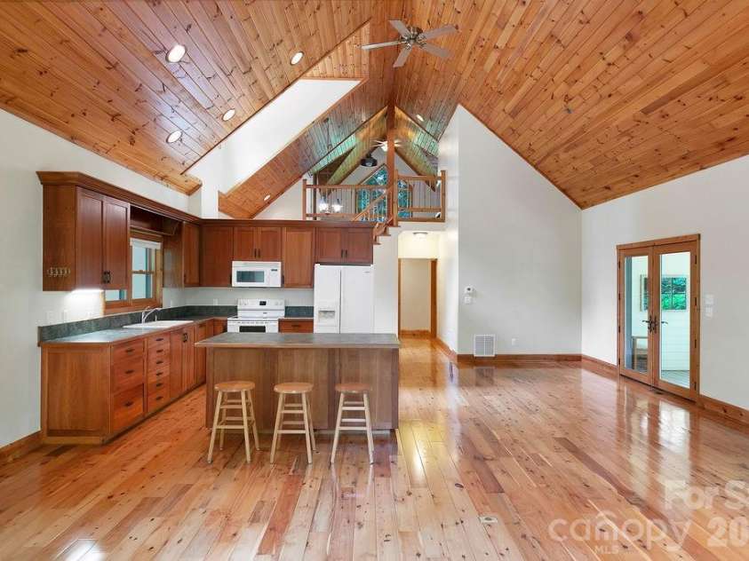 40 Walnut Ridge Circle, Brevard, NC 28712.  MLS# CAR4363640, YatesRealty ID 10427. 