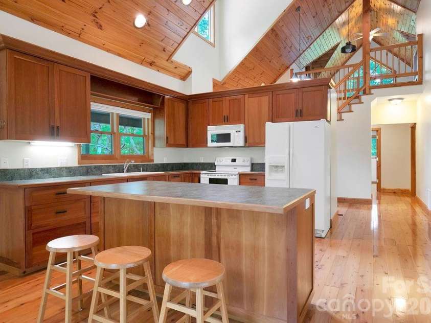 40 Walnut Ridge Circle, Brevard, NC 28712.  MLS# CAR4363640, YatesRealty ID 10427. 